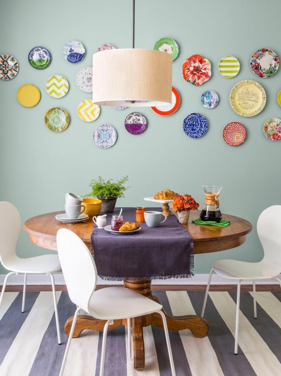 Декоративные тарелки на кухне