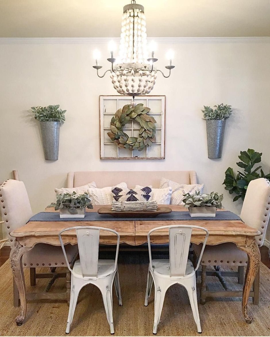 Декор стены на кухне в обеденной зоне