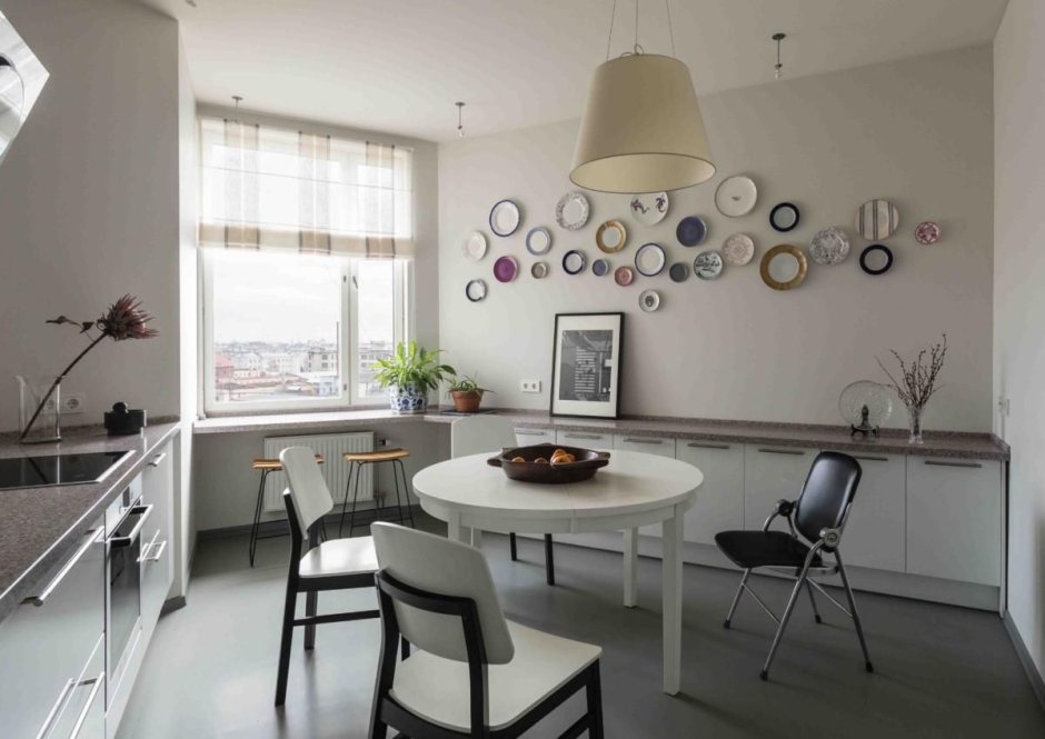 Интерьер кухни с картиной на стене