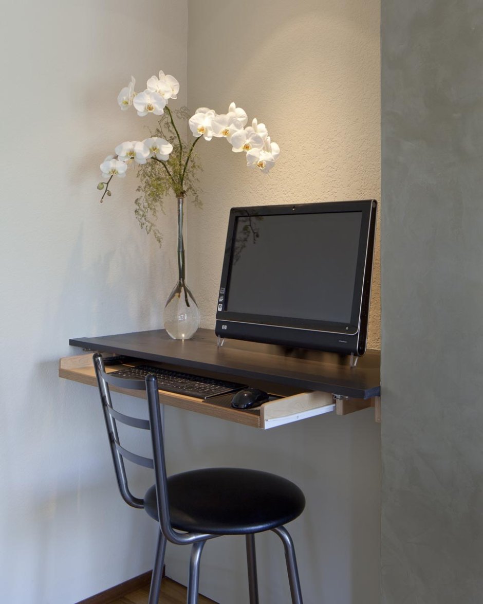 Компьютерный стол для маленькой комнаты