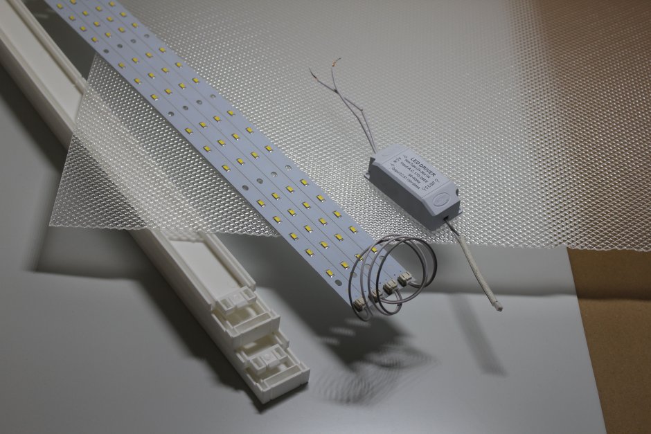 Световые линии на натяжном потолке