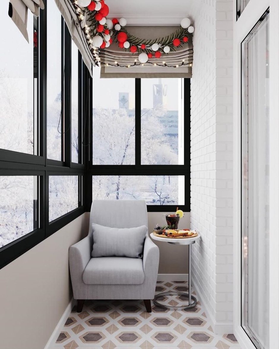 Красивый узкий балкон