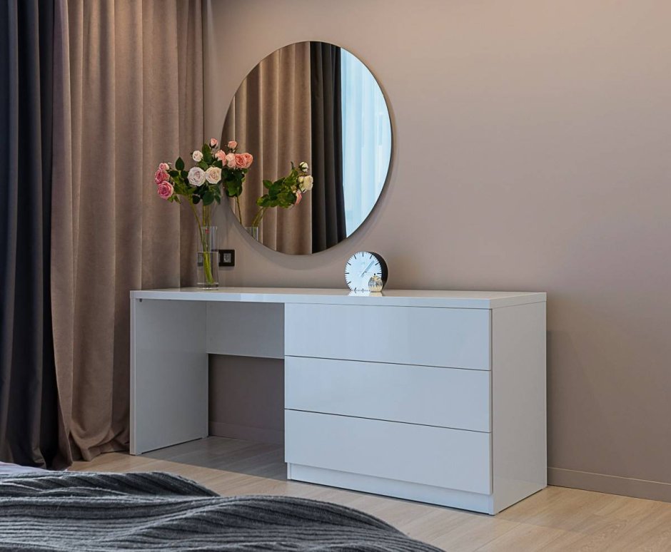 Туалетный столик с откидной крышкой