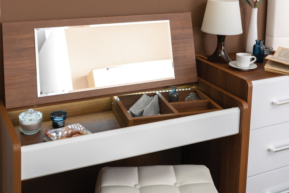 Комод с туалетным столиком в спальню