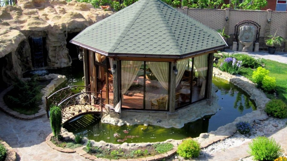 Беседка у пруда