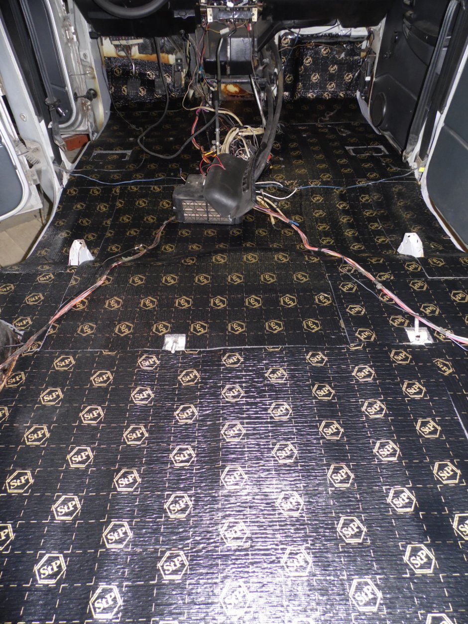 Пол автомобиля