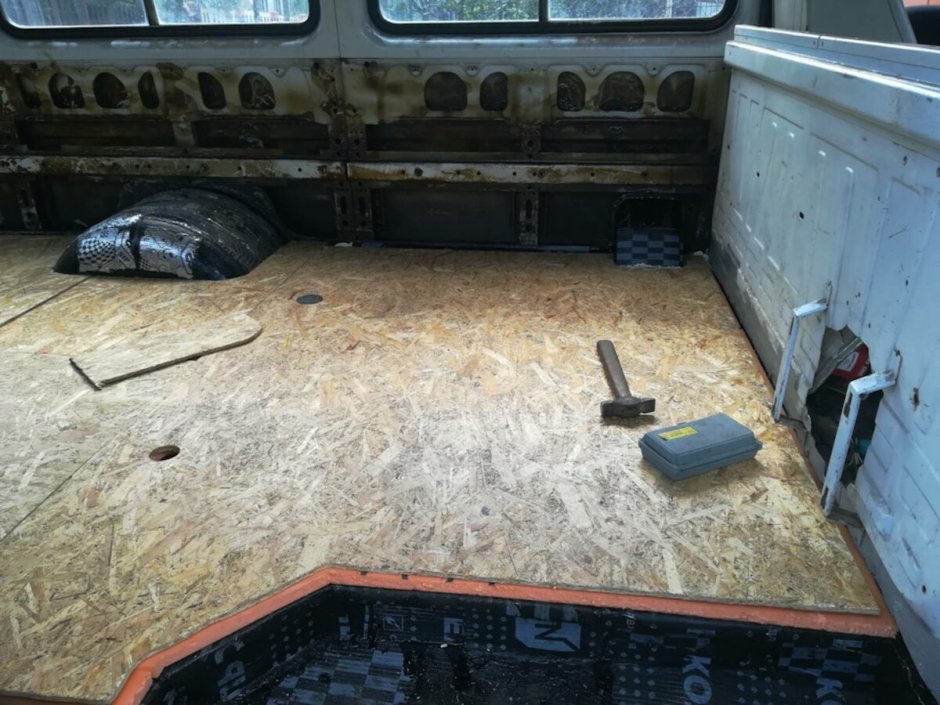 Пол в микроавтобусе
