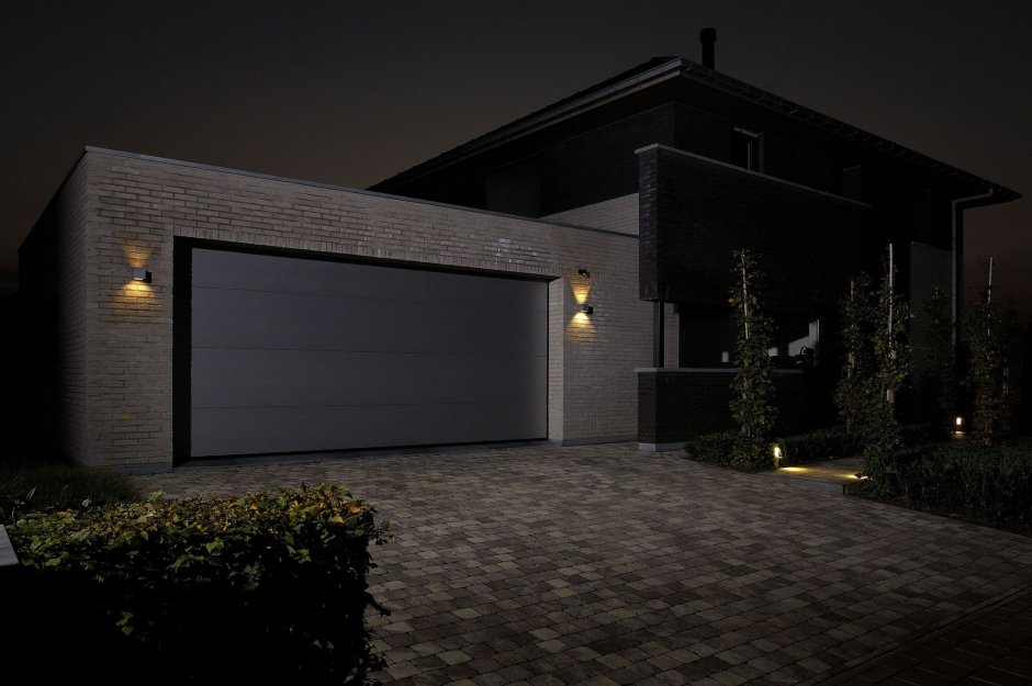 Подсветка ворот в частном доме