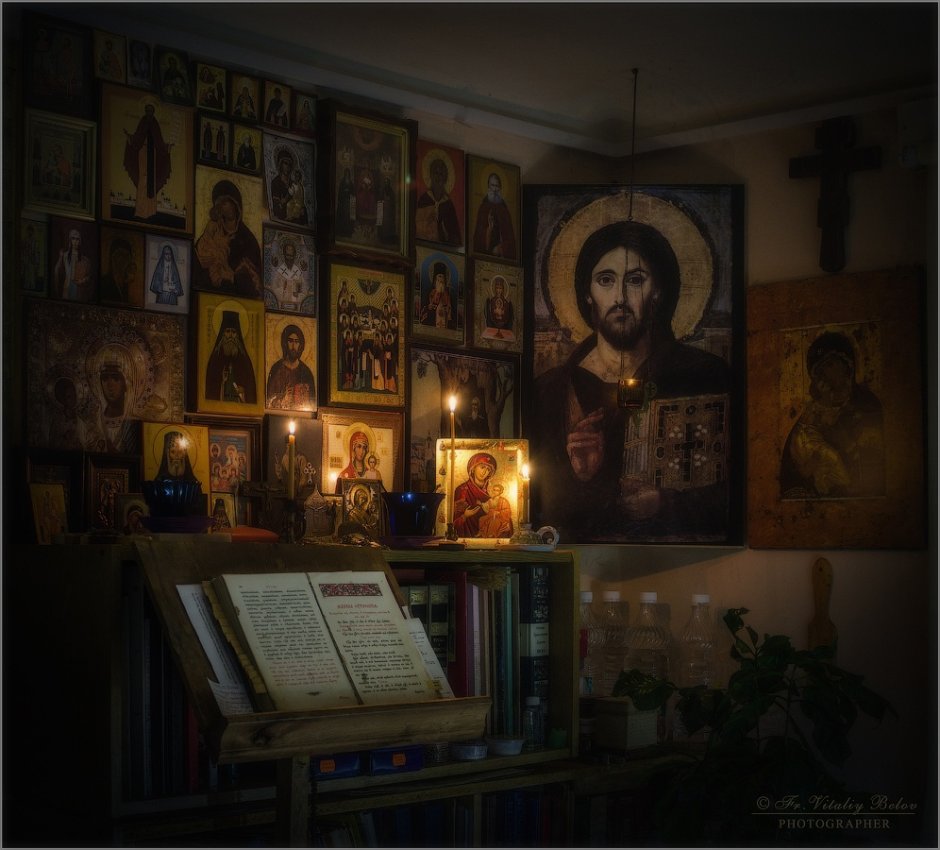 Иконостас в углу комнаты