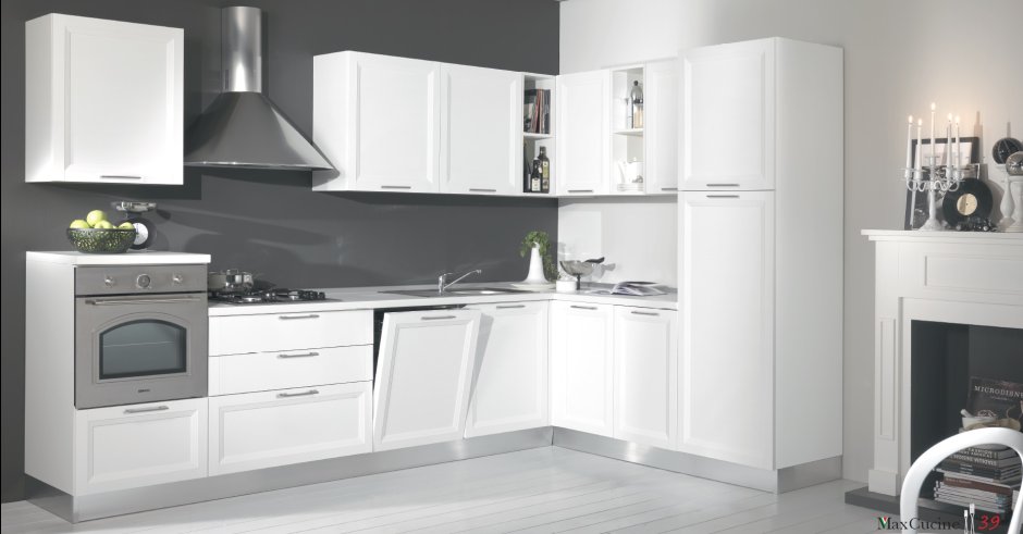 Белая угловая кухня с пеналом