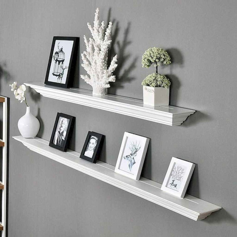 Вазы на полках в интерьере