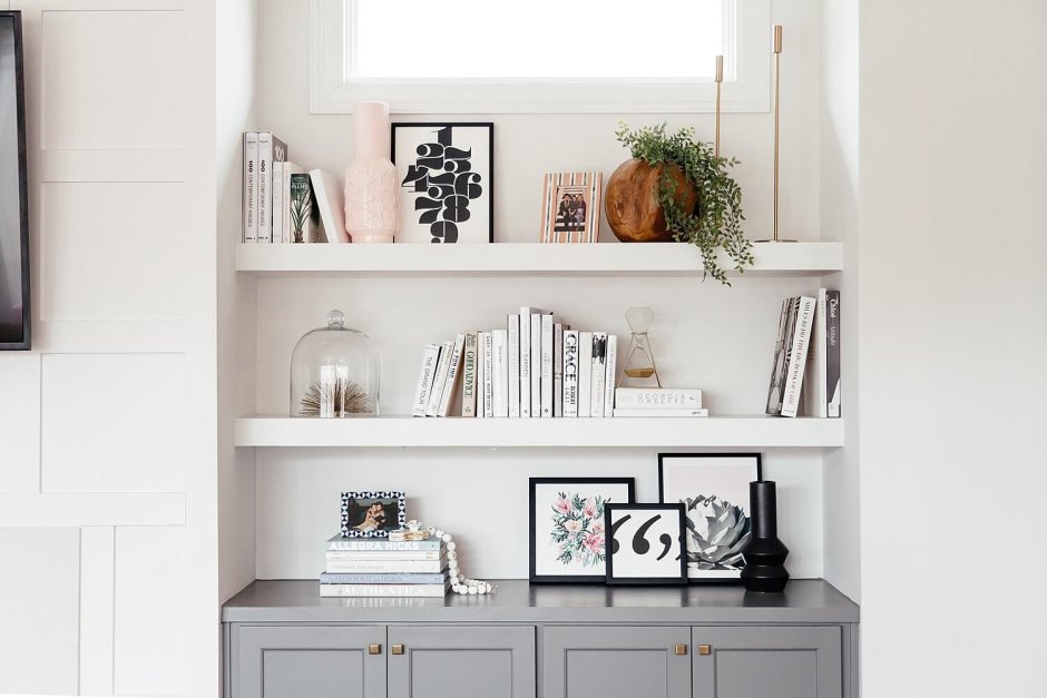 Настенная полка над диваном в гостиной