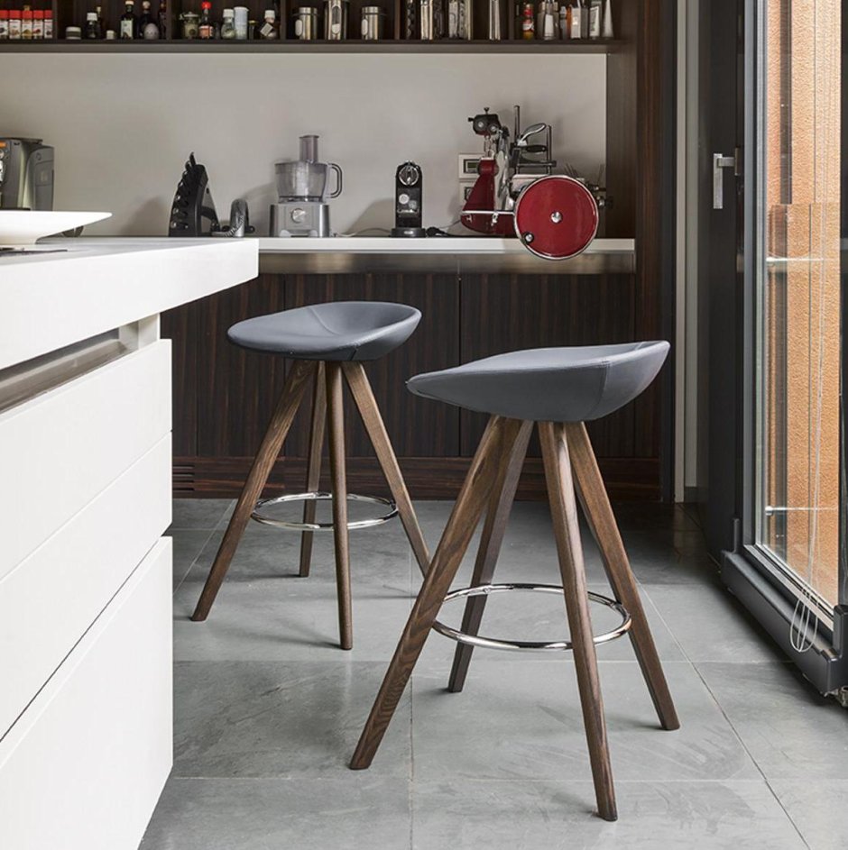 Барный стул в стиле лофт в интерьере