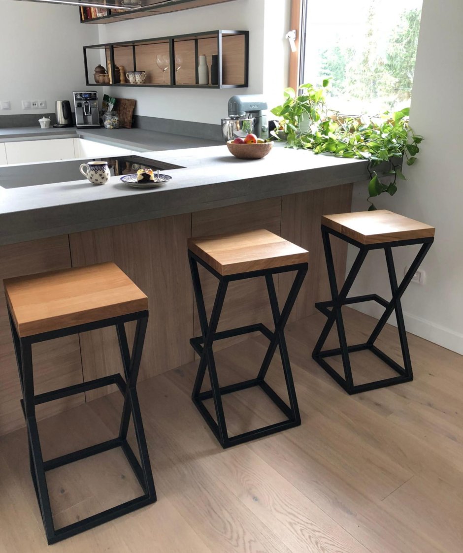 Барная стойка за диваном