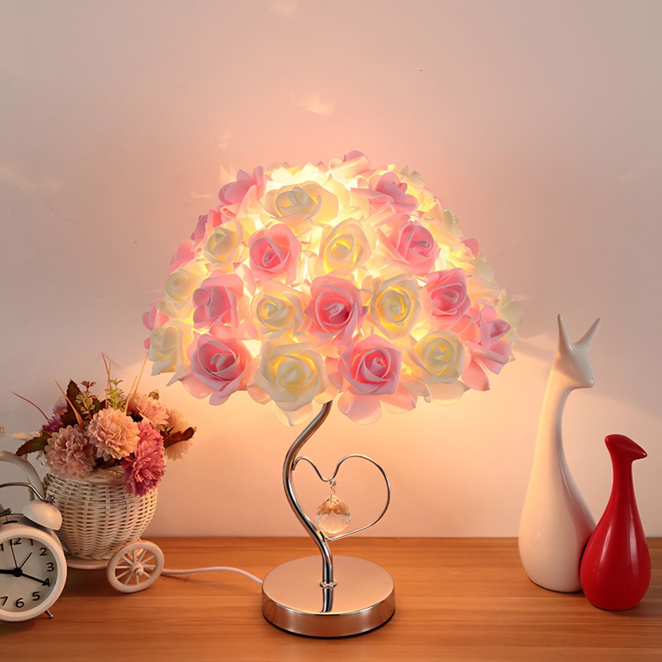 Ваза с искусственными цветами в интерьере