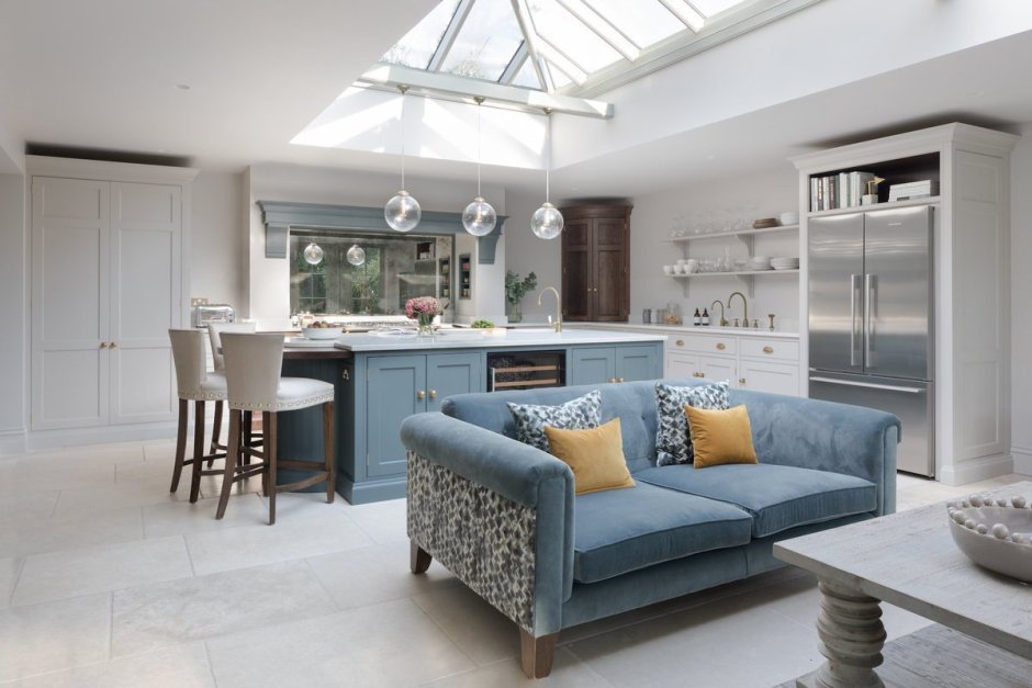 Серо голубая кухня гостиная