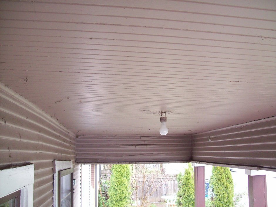 Подшивка потолка сайдингом