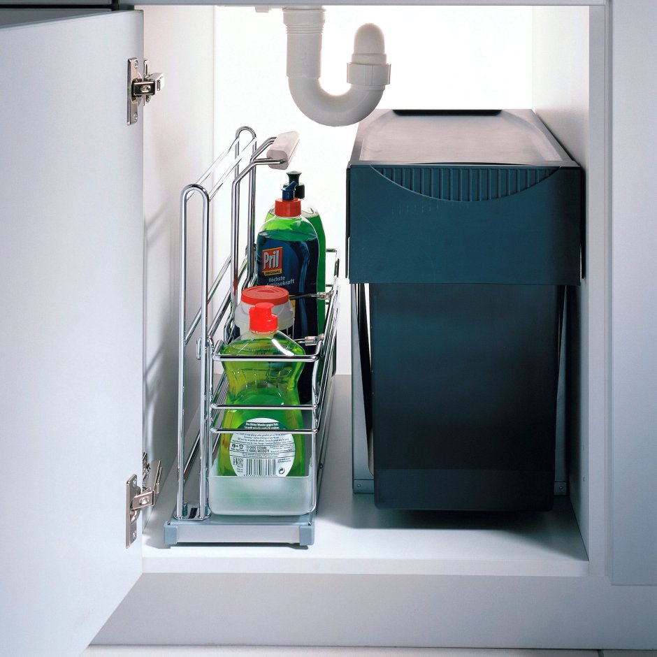 Хранение пылесоса и гладильной доски в шкафу