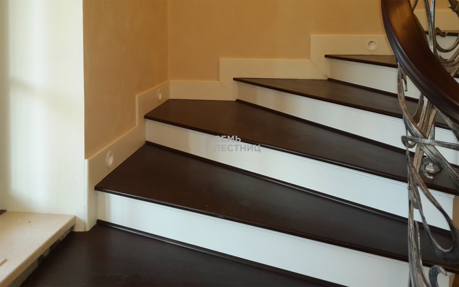 Плинтус на лестнице из керамогранита