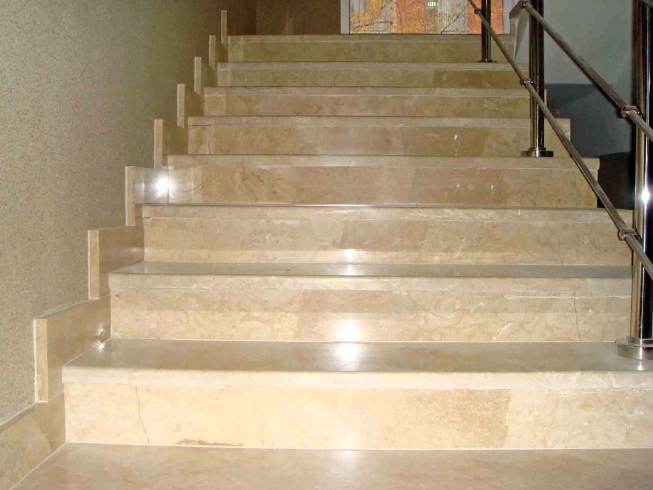 Ступеньки из мрамора для лестницы