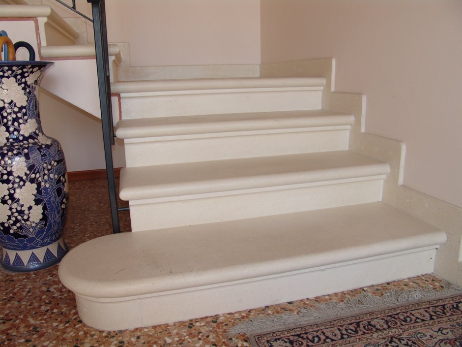 Плинтус на лестнице из мрамора
