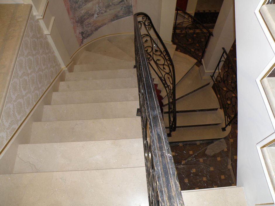 Плинтус на лестнице из керамогранита