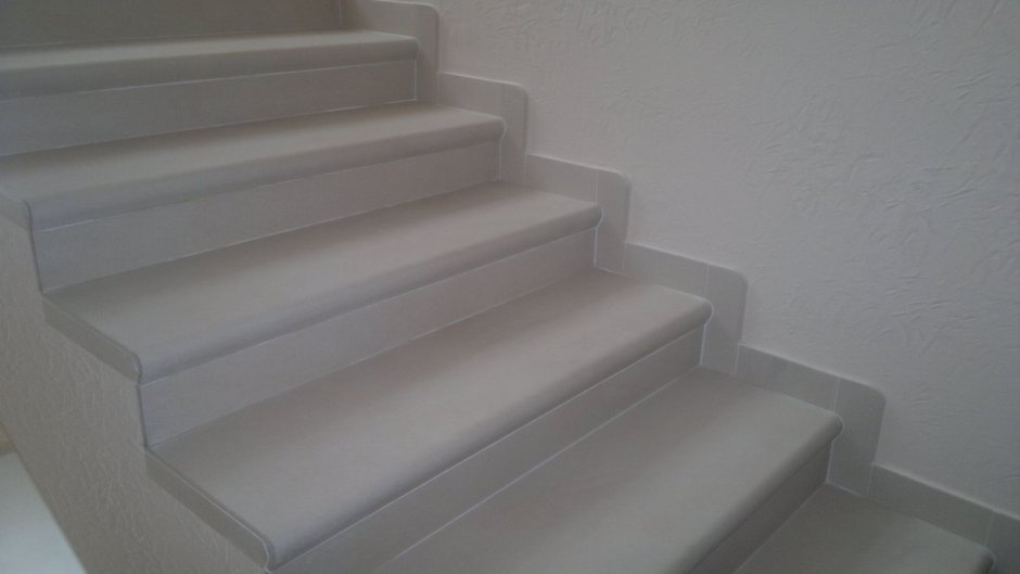 Плинтус на лестнице керамогранит