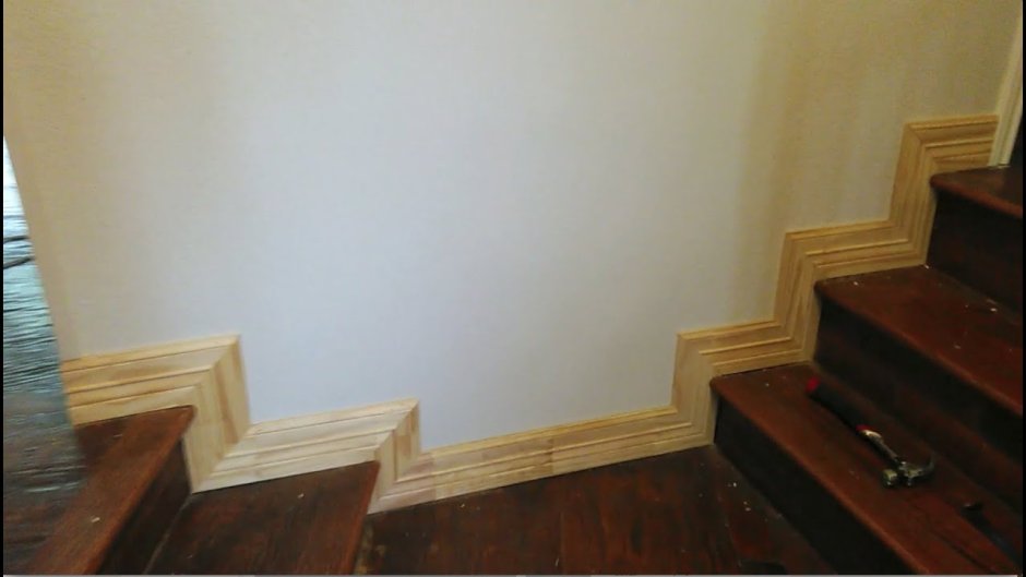 Плинтус для лестницы пластиковый