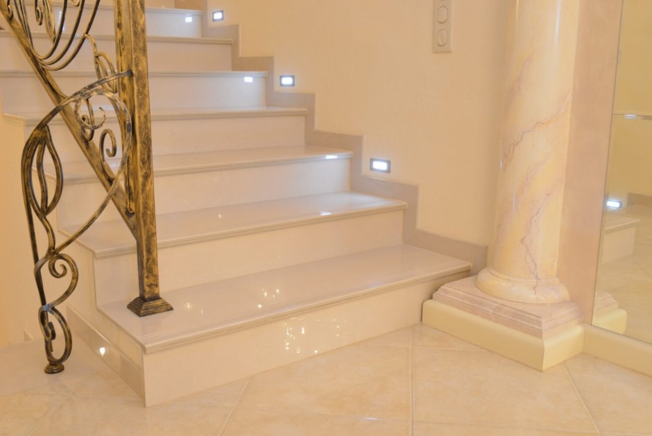 Плинтус на лестнице из мрамора
