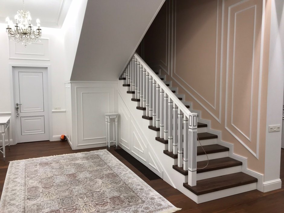 Лестничный плинтус белый