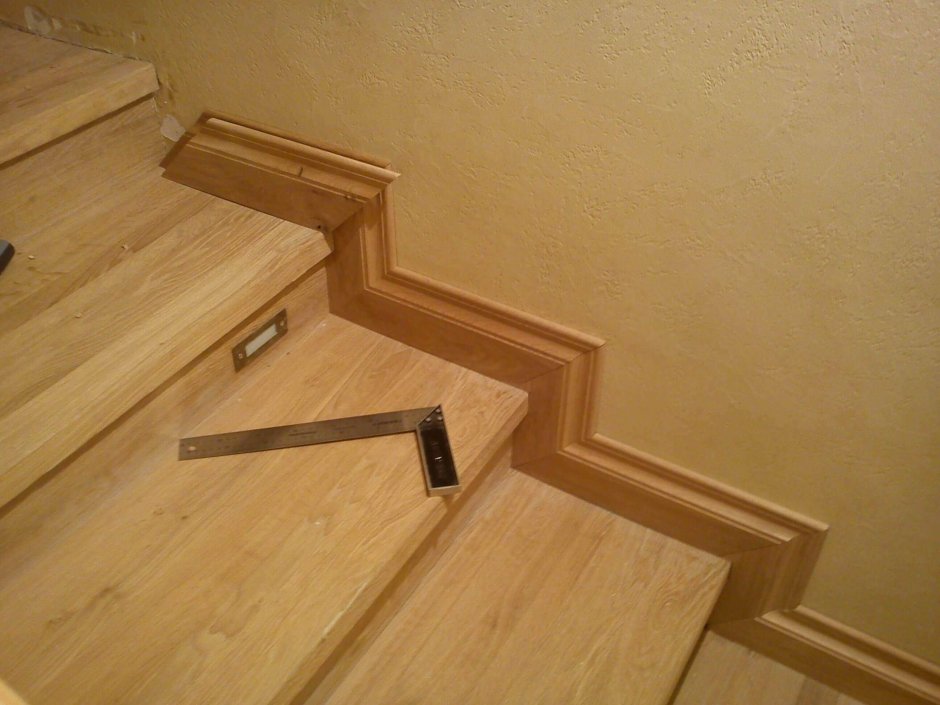 Плинтус для лестницы деревянный