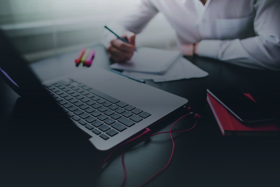 Ноутбук на темном фоне