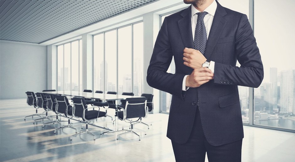 Парень в костюме в офисе