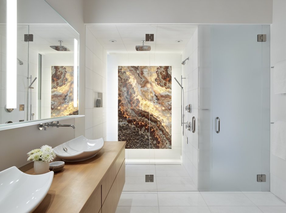 Ванная с мраморной плиткой