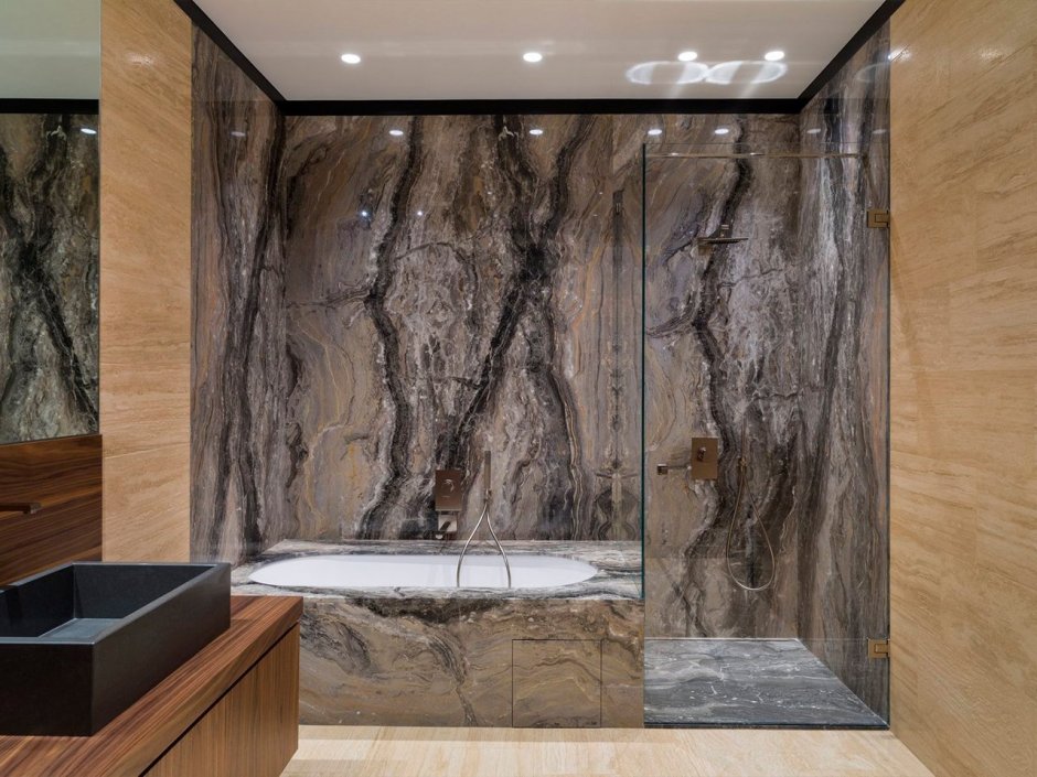 Бежевая плитка под мрамор в ванной