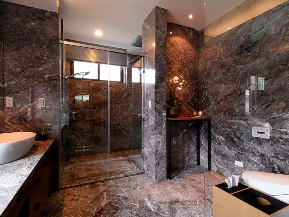 Гибкий камень в интерьере ванной