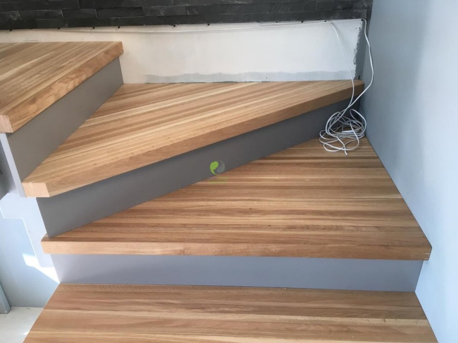 Лестница ступени дуб подступенки сосна