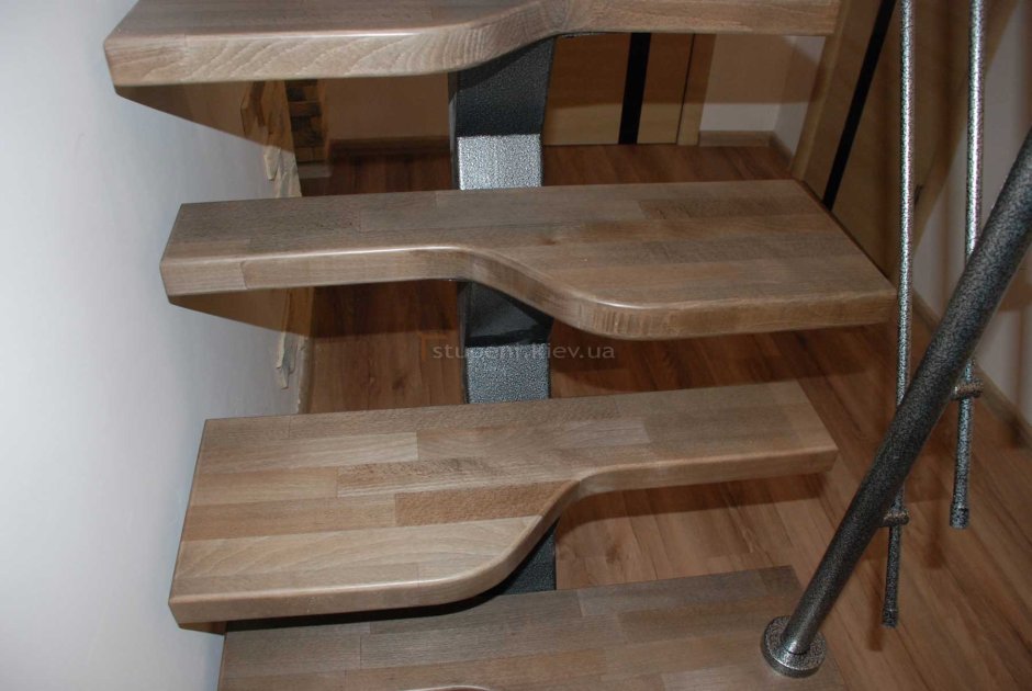 Лестница гусиный шаг на одном косоуре