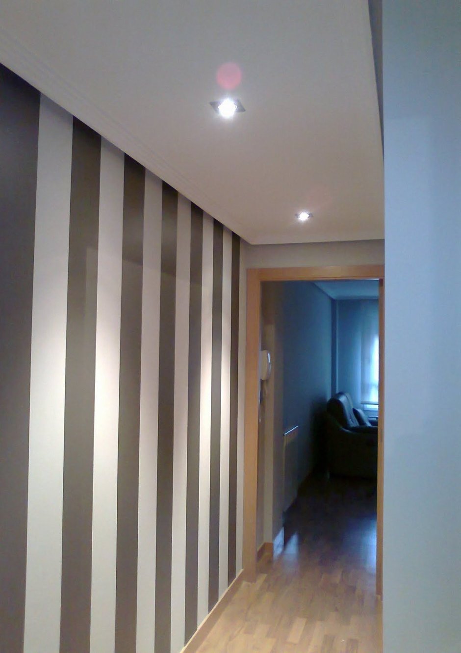 Потолок из панелей ПВХ В коридоре