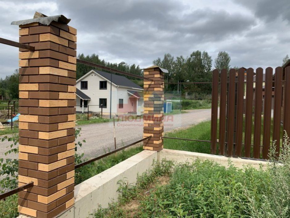 Забор с кирпичными столбами