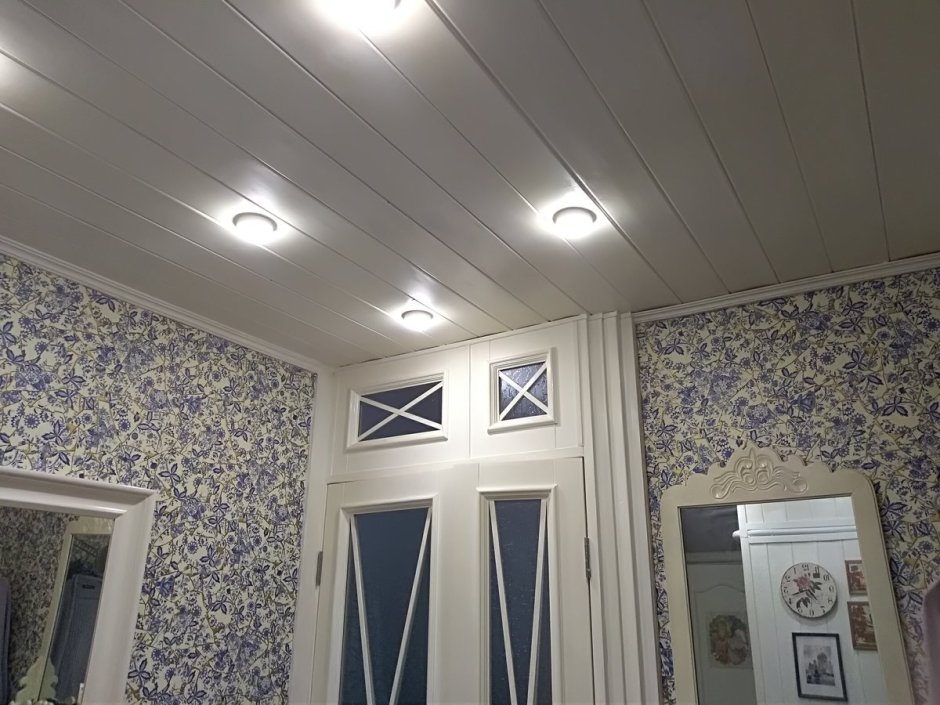Пластиковый потолок в прихожей