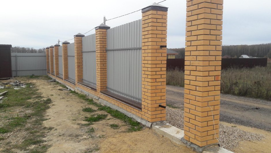 Забор с кирпичными столбами