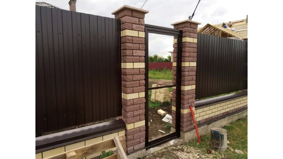 Забор из профлиста с кирпичными столбами