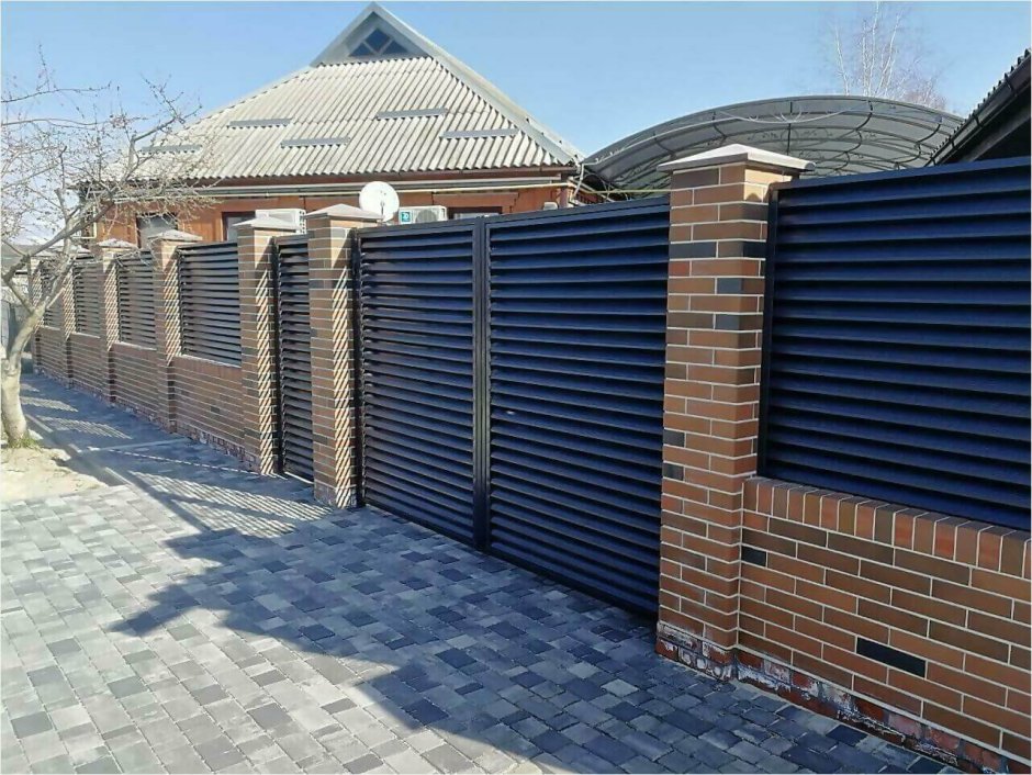 Забор с колоннами из кирпича