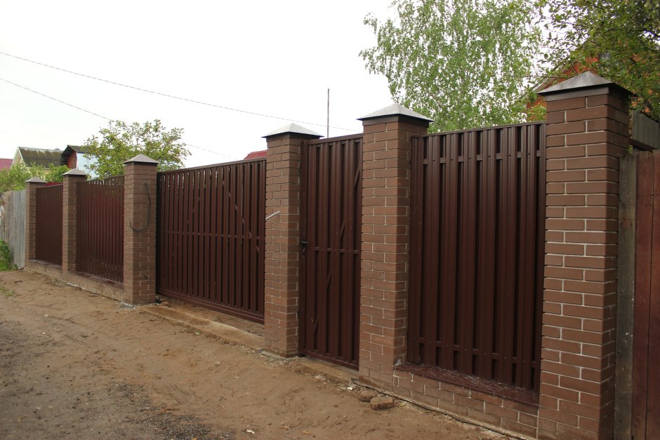 Забор из кирпича