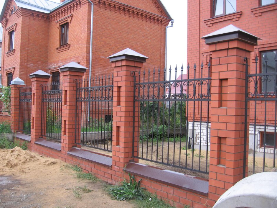 Красивый забор с кирпичными столбами