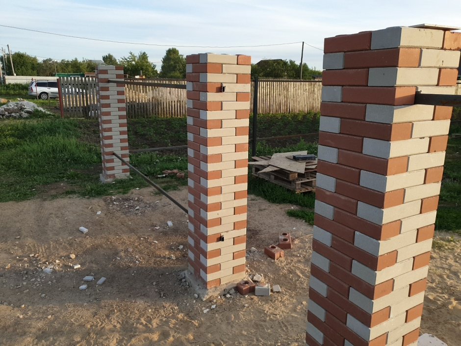 Забор из кирпича