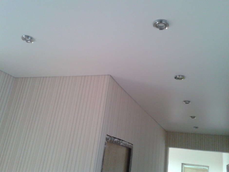 Потолок из панелей ПВХ В коридоре