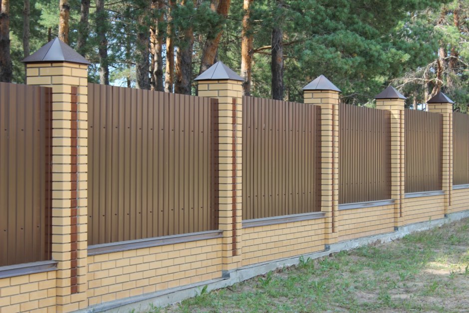 Кирпичный забор