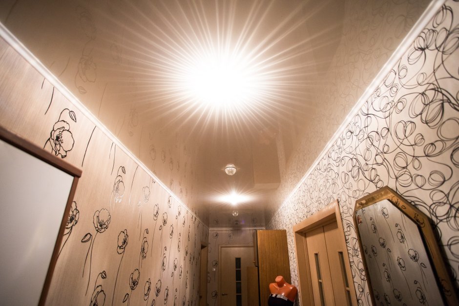 Глянцевый потолок в коридоре